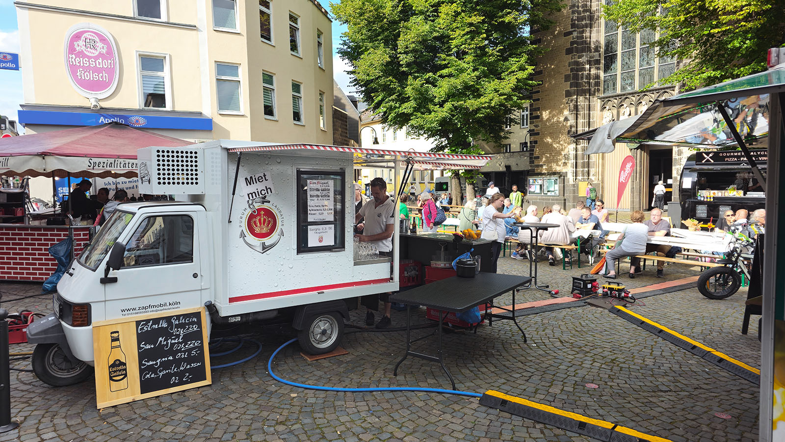 Em Vringsveedel an enem Desch, Severinskirchplatz